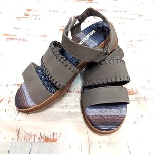 Muk luks Strappy Velco Sandals
